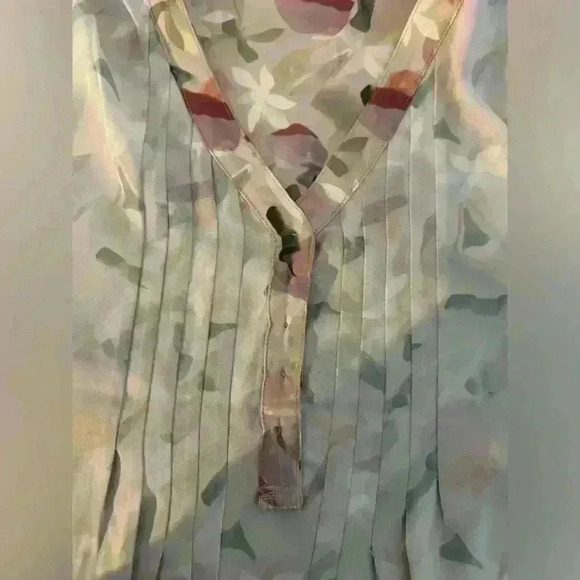 Harper and Joy Henley Style Blouse in floral Pattern—plus size 2X - Picture 7 of 8